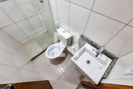 Banheiro de kitnet/studio para alugar com 1 quarto, 18m² em São Domingos, Niterói