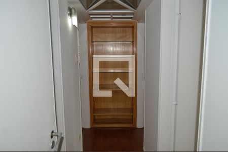 Corredor de apartamento à venda com 2 quartos, 140m² em Vila Mariana, São Paulo