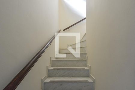 Casa à venda com 152m², 3 quartos e 2 vagas Casa à venda com 152m², 3 quartos e 2 vagasEscada de acesso pavimento superior