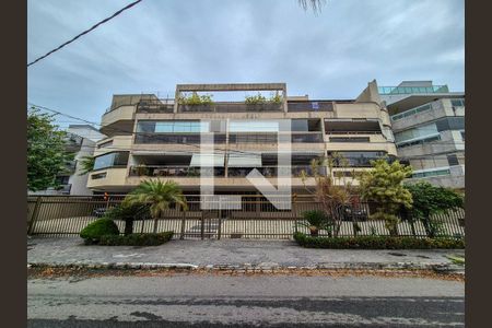 Apartamento à venda com 250m², 3 quartos e 3 vagasFachada