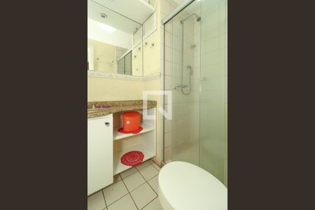Banheiro de apartamento à venda com 1 quarto, 80m² em Menino Deus, Porto Alegre