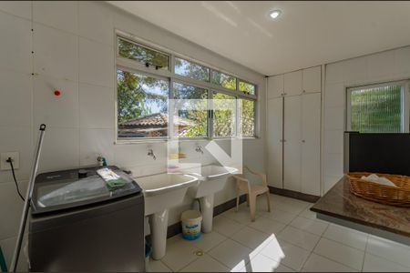 Casa à venda com 1063m², 5 quartos e 7 vagas Casa à venda com 1063m², 5 quartos e 7 vagasÁrea de Serviço