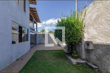 Casa à venda com 1063m², 5 quartos e 7 vagas Casa à venda com 1063m², 5 quartos e 7 vagasEntrada - Garagem