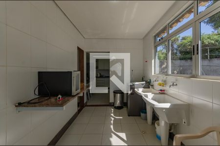 Casa à venda com 1063m², 5 quartos e 7 vagas Casa à venda com 1063m², 5 quartos e 7 vagasÁrea de Serviço