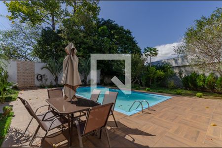 Casa à venda com 1063m², 5 quartos e 7 vagas Casa à venda com 1063m², 5 quartos e 7 vagasPiscina