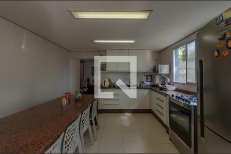 Casa à venda com 1063m², 5 quartos e 7 vagas Casa à venda com 1063m², 5 quartos e 7 vagasCozinha