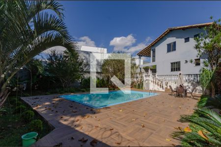 Casa à venda com 1063m², 5 quartos e 7 vagas Casa à venda com 1063m², 5 quartos e 7 vagasPiscina