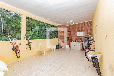 Casa à venda com 223m², 2 quartos e 2 vagas Casa à venda com 223m², 2 quartos e 2 vagasQuintal/Área de serviço/churrasqueira