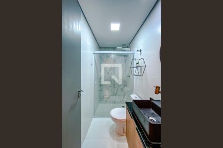 Banheiro de kitnet/studio para alugar com 1 quarto, 25m² em Vila Invernada, São Paulo