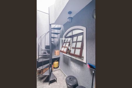 Casa à venda com 219m², 3 quartos e 4 vagas Casa à venda com 219m², 3 quartos e 4 vagasEscada