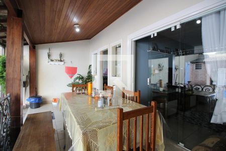 Casa de condomínio à venda com 200m², 3 quartos e 1 vagaFundos