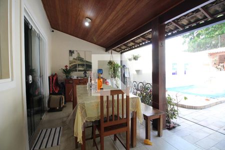 Casa de condomínio à venda com 200m², 3 quartos e 1 vagaFundos