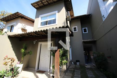 Casa de condomínio à venda com 200m², 3 quartos e 1 vagaFachada