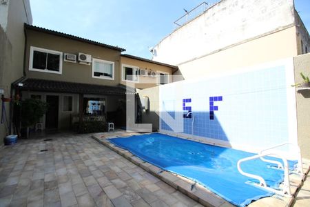 Casa de condomínio à venda com 200m², 3 quartos e 1 vagaPiscina
