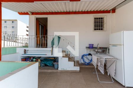 Casa à venda com 263m², 6 quartos e 2 vagas Casa à venda com 263m², 6 quartos e 2 vagasVaranda