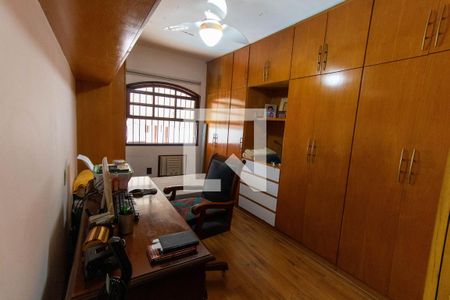 Casa à venda com 477m², 5 quartos e 3 vagas Casa à venda com 477m², 5 quartos e 3 vagasQuarto 2