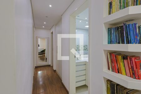 Corredor  de apartamento à venda com 3 quartos, 69m² em Pompéia, Belo Horizonte