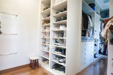 Casa de condomínio à venda com 850m², 4 quartos e 6 vagascloset Suíte master