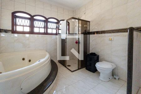 Casa de condomínio para alugar com 600m², 4 quartos e 2 vagas Casa de condomínio para alugar com 600m², 4 quartos e 2 vagasBanheiro da Suíte Master