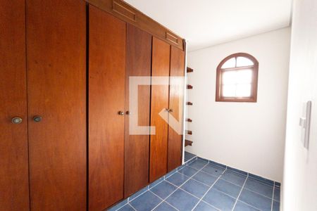 Casa de condomínio para alugar com 600m², 4 quartos e 2 vagas Casa de condomínio para alugar com 600m², 4 quartos e 2 vagasCloset da Suíte 3