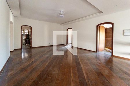 Casa de condomínio para alugar com 600m², 4 quartos e 2 vagas Casa de condomínio para alugar com 600m², 4 quartos e 2 vagasSala de TV