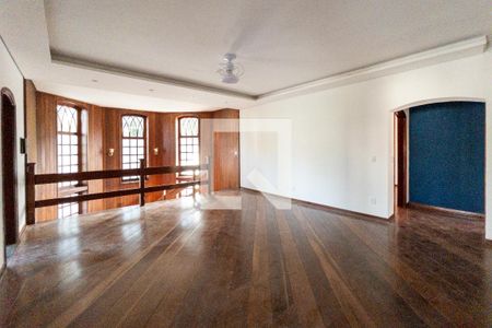 Casa de condomínio para alugar com 600m², 4 quartos e 2 vagas Casa de condomínio para alugar com 600m², 4 quartos e 2 vagasSala de TV