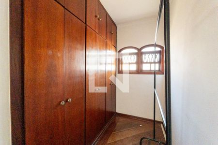 Casa de condomínio para alugar com 600m², 4 quartos e 2 vagas Casa de condomínio para alugar com 600m², 4 quartos e 2 vagasCloset da Suíte Master