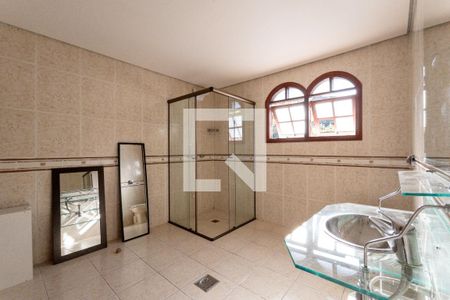 Casa de condomínio para alugar com 600m², 4 quartos e 2 vagas Casa de condomínio para alugar com 600m², 4 quartos e 2 vagasBanheiro da Suíte 4