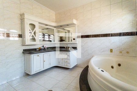Casa de condomínio para alugar com 600m², 4 quartos e 2 vagas Casa de condomínio para alugar com 600m², 4 quartos e 2 vagasBanheiro da Suíte Master