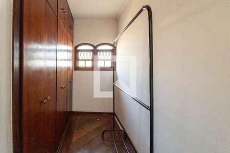 Casa de condomínio para alugar com 600m², 4 quartos e 2 vagas Casa de condomínio para alugar com 600m², 4 quartos e 2 vagasCloset da Suíte Master