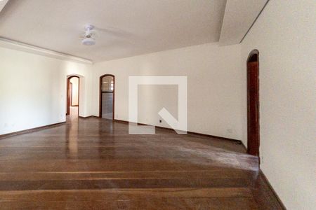 Casa de condomínio para alugar com 600m², 4 quartos e 2 vagas Casa de condomínio para alugar com 600m², 4 quartos e 2 vagasSala de TV