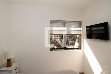 Quarto, janela e TV  de apartamento para alugar com 1 quarto, 37m² em Moema, São Paulo
