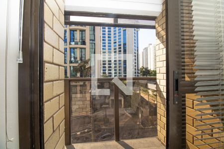 Sala, vista aberta do terraço  de apartamento para alugar com 1 quarto, 37m² em Moema, São Paulo