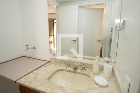 Banheiro. Pia e espelho  de apartamento para alugar com 1 quarto, 37m² em Moema, São Paulo