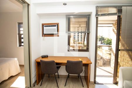 Sala, mesa e cadeiras; ar condicionado  de apartamento para alugar com 1 quarto, 37m² em Moema, São Paulo