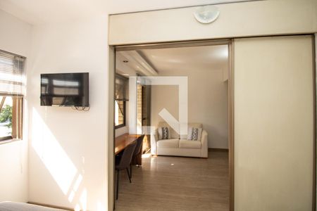 Quarto, vista da sala  de apartamento para alugar com 1 quarto, 37m² em Moema, São Paulo