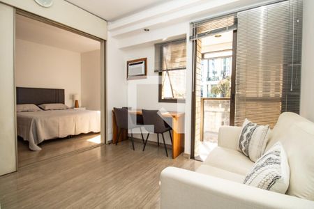 Sala, panorâmica  de apartamento para alugar com 1 quarto, 37m² em Moema, São Paulo