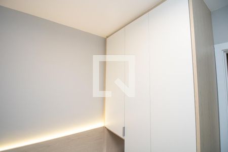 Quarto 2, armário, iluminação cênica de apartamento para alugar com 2 quartos, 40m² em Moema, São Paulo
