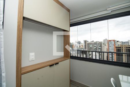 Sala, terraço com armários, vista livre de apartamento para alugar com 2 quartos, 40m² em Moema, São Paulo