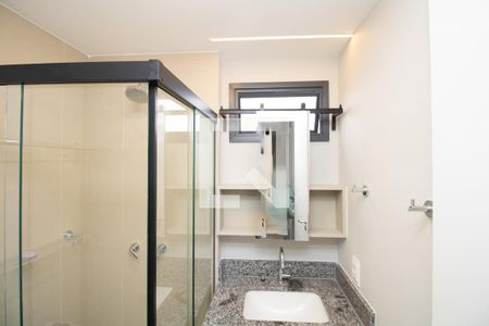 Banheiro, pia e espelho  de apartamento para alugar com 2 quartos, 40m² em Moema, São Paulo