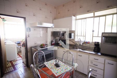 Casa à venda com 498m², 5 quartos e 8 vagas Casa à venda com 498m², 5 quartos e 8 vagasCozinha