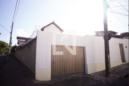 Casa à venda com 498m², 5 quartos e 8 vagas Casa à venda com 498m², 5 quartos e 8 vagasFachada