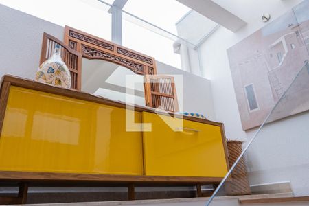 Casa à venda com 300m², 5 quartos e 4 vagas Casa à venda com 300m², 5 quartos e 4 vagasEscada