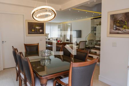 Casa à venda com 300m², 5 quartos e 4 vagas Casa à venda com 300m², 5 quartos e 4 vagasSala de Jantar