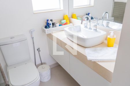 Casa à venda com 300m², 5 quartos e 4 vagas Casa à venda com 300m², 5 quartos e 4 vagasBanheiro 2