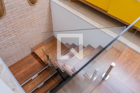 Casa à venda com 300m², 5 quartos e 4 vagas Casa à venda com 300m², 5 quartos e 4 vagasEscada