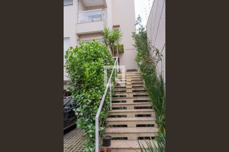 Casa à venda com 300m², 5 quartos e 4 vagas Casa à venda com 300m², 5 quartos e 4 vagasEscada