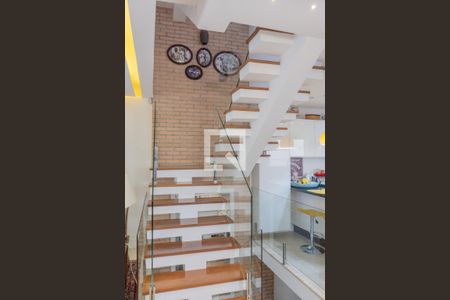 Casa à venda com 300m², 5 quartos e 4 vagas Casa à venda com 300m², 5 quartos e 4 vagasEscada