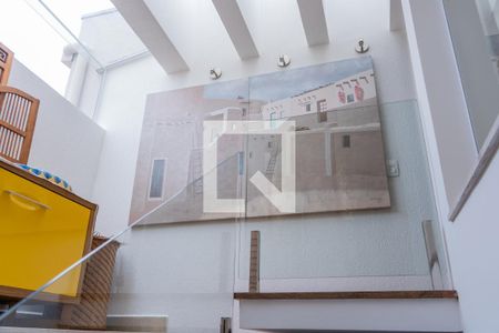 Casa à venda com 300m², 5 quartos e 4 vagas Casa à venda com 300m², 5 quartos e 4 vagasEscada