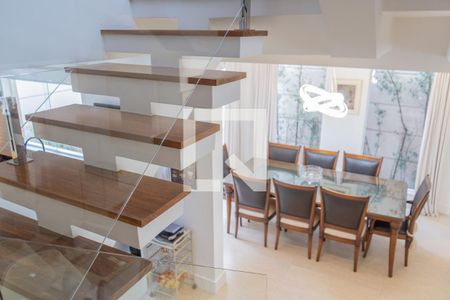 Casa à venda com 300m², 5 quartos e 4 vagas Casa à venda com 300m², 5 quartos e 4 vagasEscada